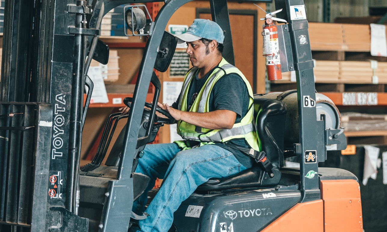 Oltre 40 anni di esperienza nel settore dei carrelli elevatori ci permette di offrire al cliente la piena soddisfazione.